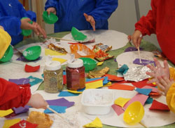 activité peinture
activité cubes
activité lecture 
jouet